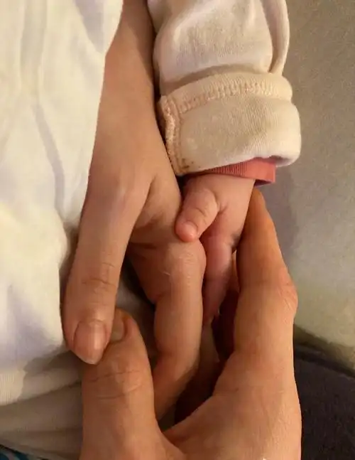 向佐罕秀恩爱和郭碧婷搞怪合照一家三口手叠手官宣女儿百天