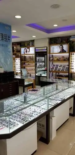 康明宝岛眼镜(青云路490号店)-"去的时候没什么人 店员也很耐心的回答