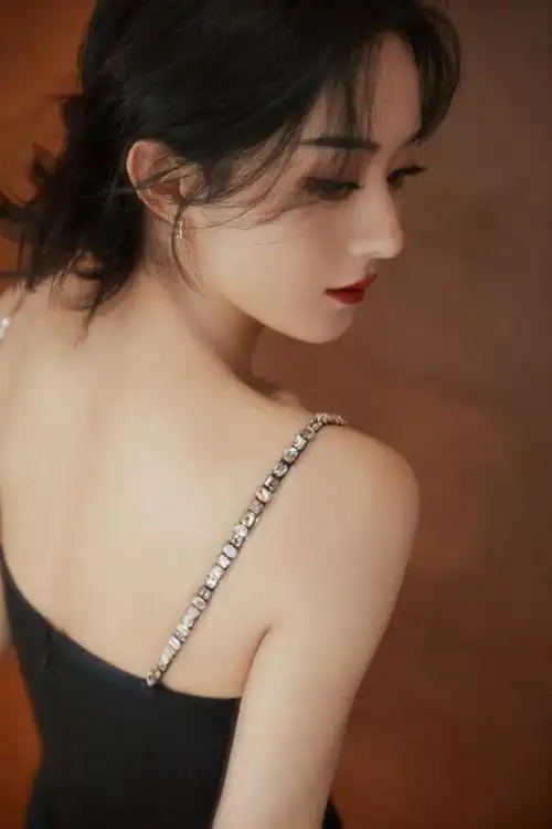 35岁赵丽颖近照曝光卷发配白裙清纯甜美手臂肌肉意外抢镜」 - 看百科