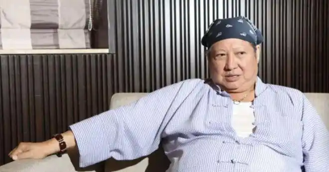 68岁洪金宝近照变瘦削老人满头白发显沧桑状态不如70岁谭咏麟