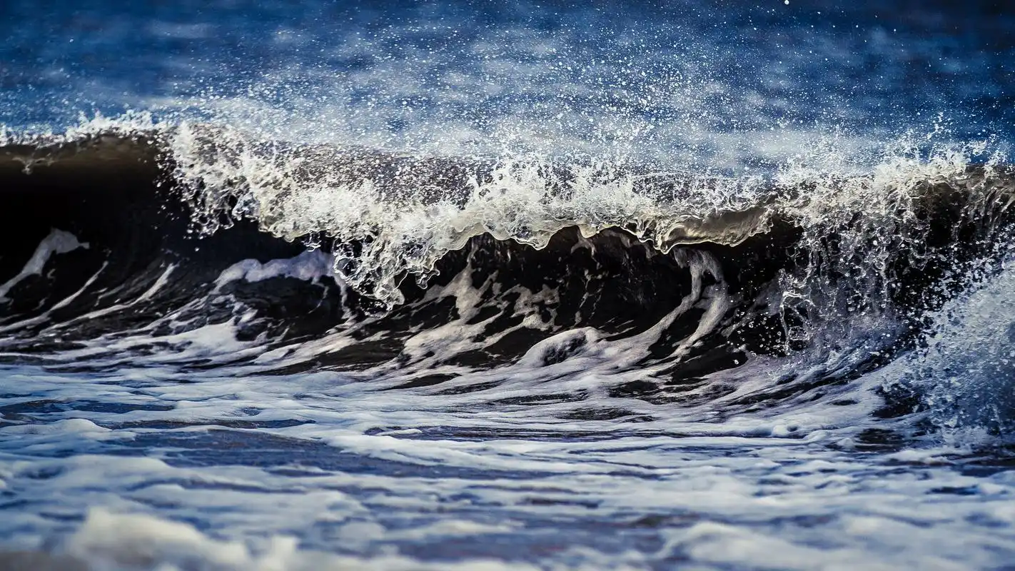 精选汹涌海浪浪花图片高清电脑壁纸