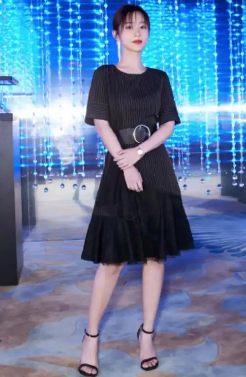 敢拿凉鞋配工装裤的女生,也就只有杨紫了吧?衣品欣赏不来_手机搜狐网