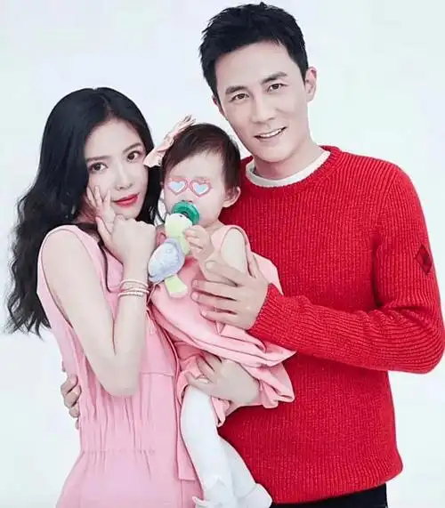 1岁小蛋饺穿旗袍吃粽子,头发浓密超漂亮_饺子_王灿_王莽