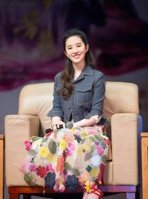 原创原创神仙姐姐刘亦菲霸气亮相尽显东方魅力日常穿搭更惊艳