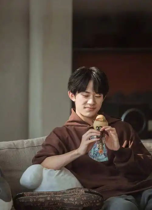 千玺成实力小生喜提新人奖_易烊_周冬雨_电影