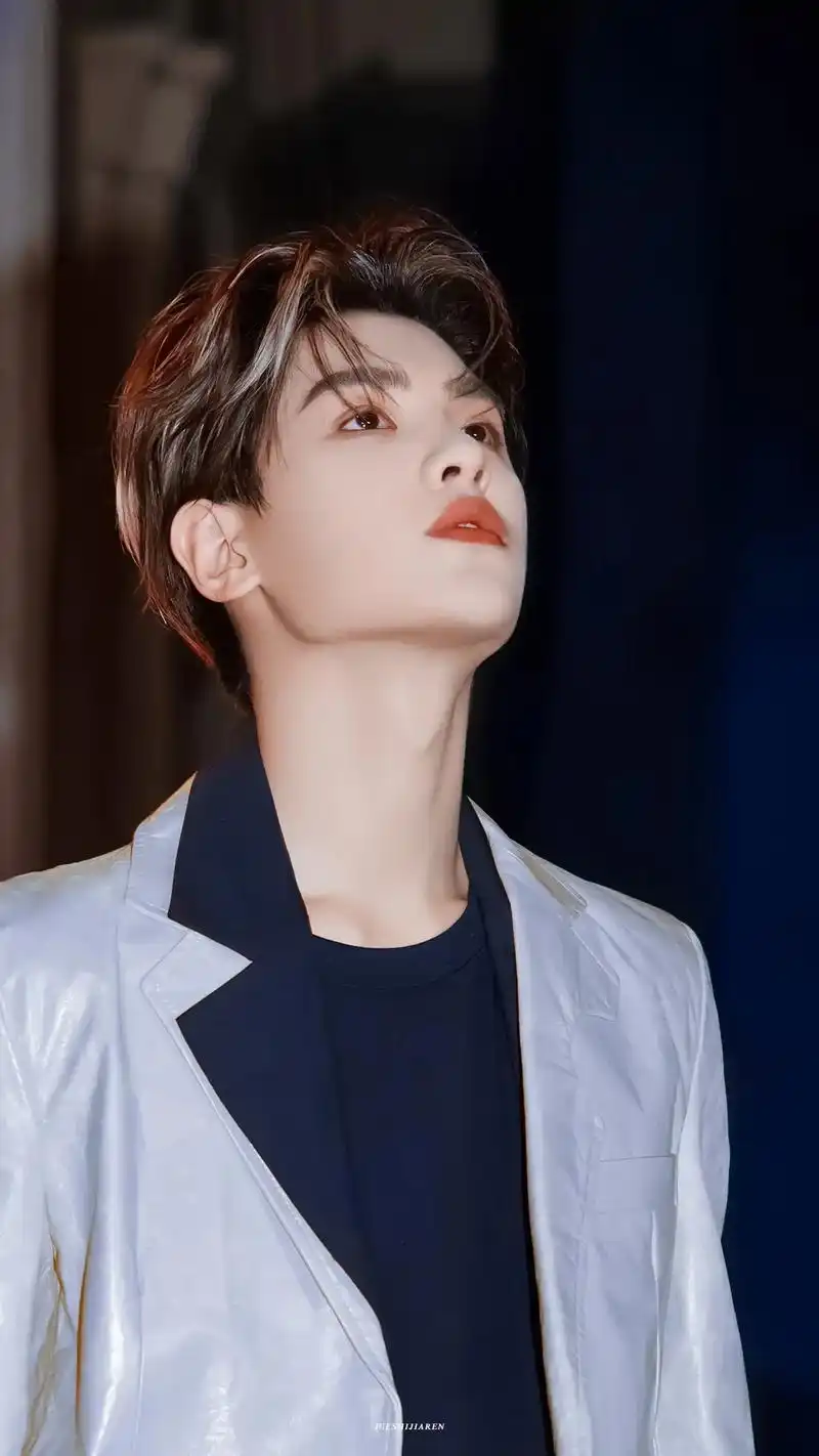 不追星也可以做壁纸系列#黄明昊 - 抖音