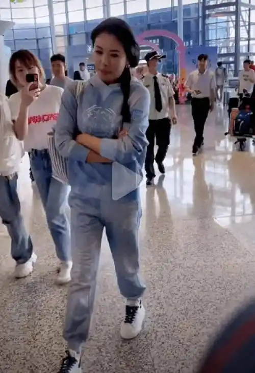 刘涛在机场被围观,脸干巴巴的还很黑,而且走路姿势太不好看!