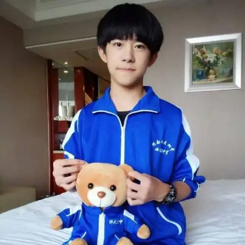 穿上校服的千玺宝宝,是我们最帅的校草没错了