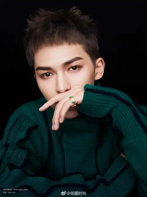 朱正廷时尚大片,短发出镜的朱仙子硬朗帅气