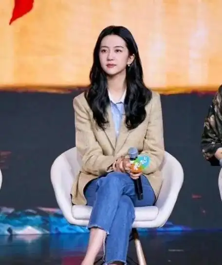 许龄月虽然人气不及刘亦菲,但颜值还是不分上下的