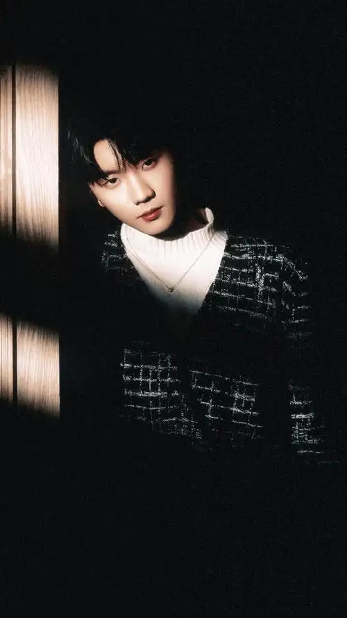 马嘉祺黑色v领毛衣造型