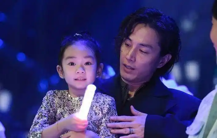 4岁女儿盛装出席,模样堪称"迷你版"戚薇_李乐祺_神志_lucky