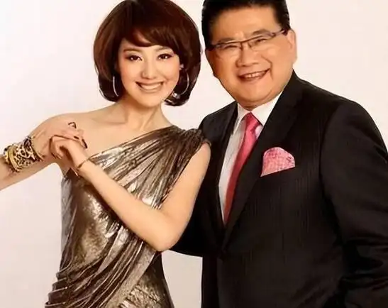 曾经一时间,几乎每个人都在谈论王冠和曹可凡之间"不正当"的关系.