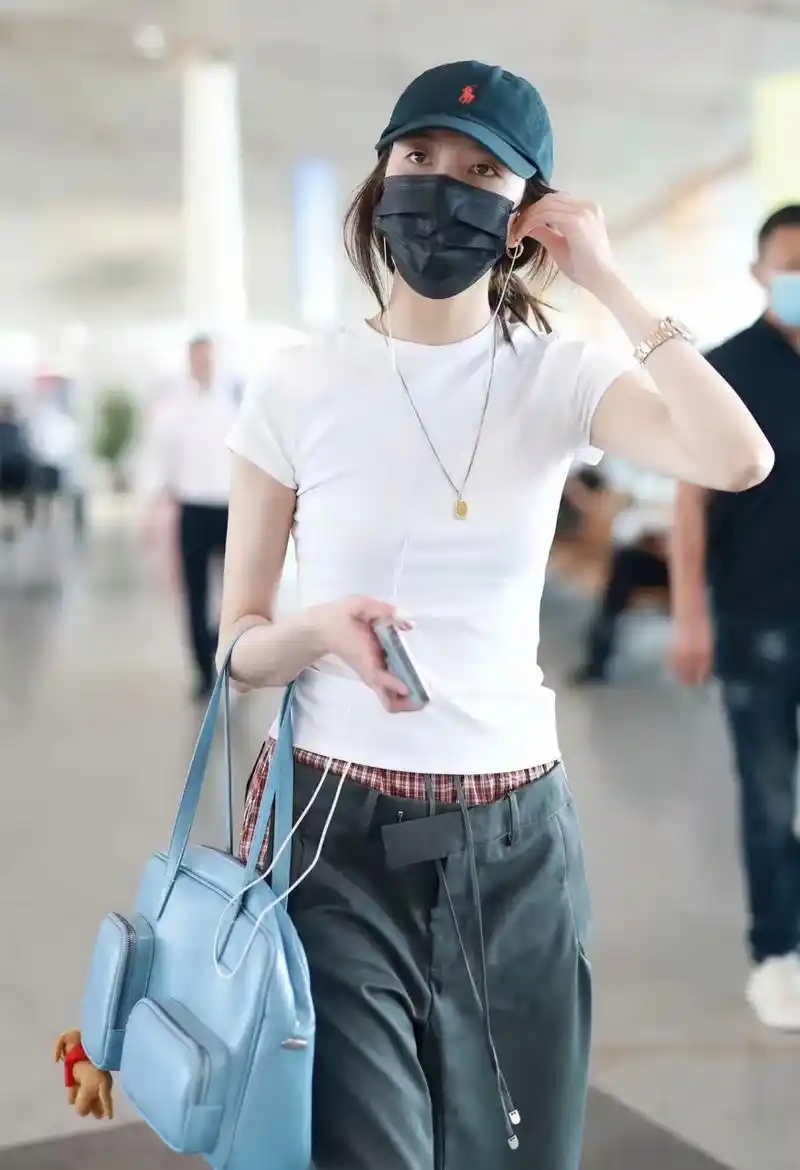 宋妍霏机场新照,白体恤搭配拼接阔腿中裤,时尚潮流范十足,爱了爱了!