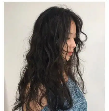 长发女生的泡面头卷发发型 时尚也极显洋气