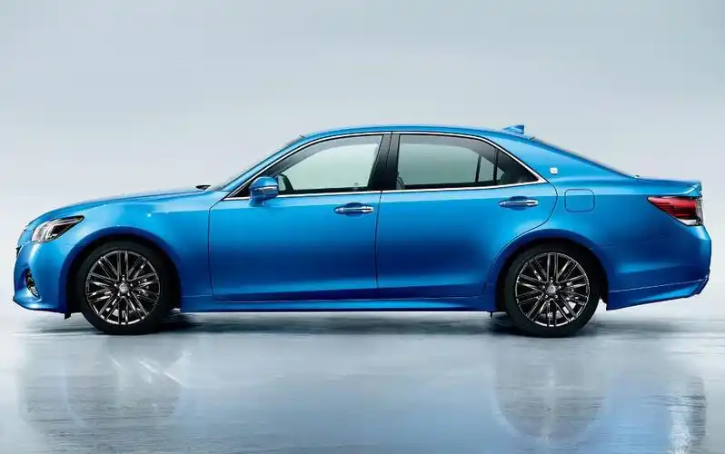 超级豪华轿车丰田皇冠