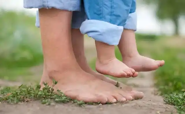 宝宝光脚走路有哪些好处呢?
