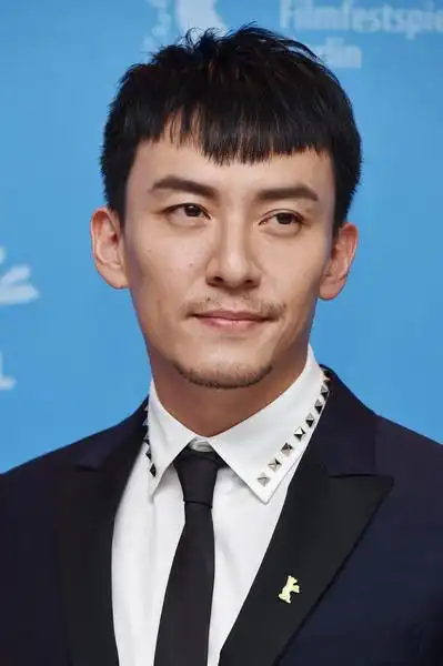 张震换新发型撞脸柯震东 网友:年轻十岁