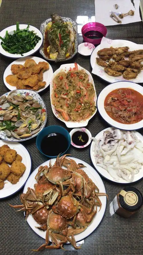 姑丈为我们准备了一桌的菜,我们在月光下吃着丰盛的晚餐