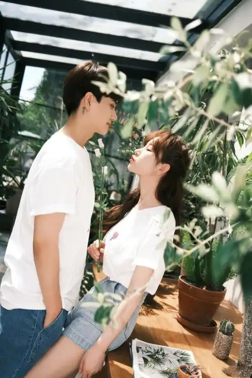 快原地结婚张檬晒与小五合照秀恩爱两人穿情侣装亲密拥吻甜齁