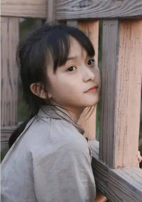 刘楚恬近照曝光,12岁长腿吸睛,颜值惊艳撞脸田亮女儿_照片_网友_电视