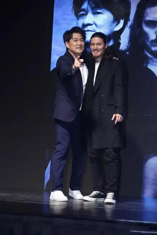 周华健儿子正式当演员留胡须长发演洋人90后皮肤松弛太严重