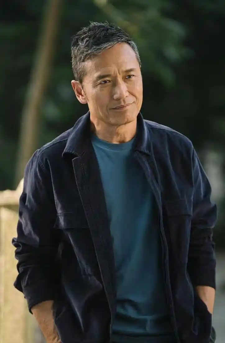 苗侨伟被路人拍到照片,素颜也很帅,他说还想演的是这类角色