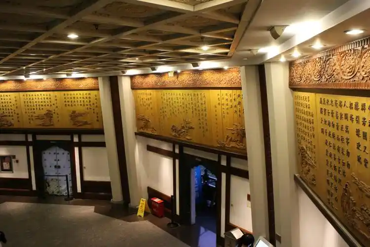 从雷峰塔看下边寺庙,犹如仙境一般.