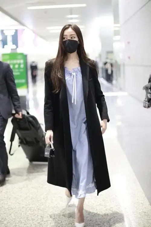 张天爱真有明星范儿全副武装现身机场身穿大衣太优雅了