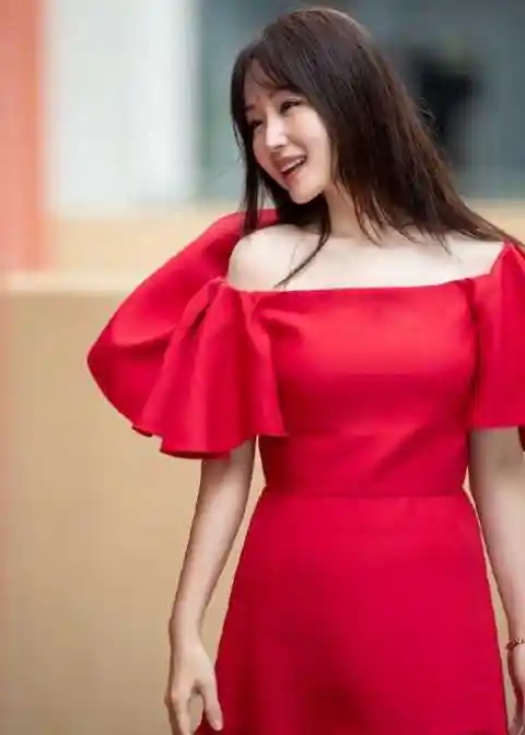 硬凹少女感翻车49岁杨钰莹晒近照穿碎花裙被吐槽似大妈