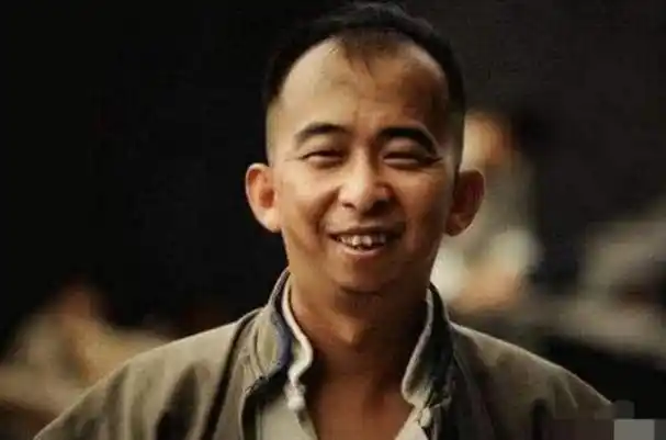 巨兴茂被誉为娱乐圈里最丑的男演员,他的丑陋程度让宋小宝和王宝强都