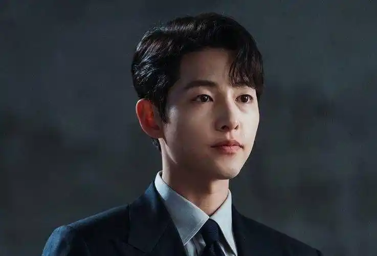 宋仲基新剧发布海报,穿学生装阳光帅气,37岁依旧少年感满满_营业_保养