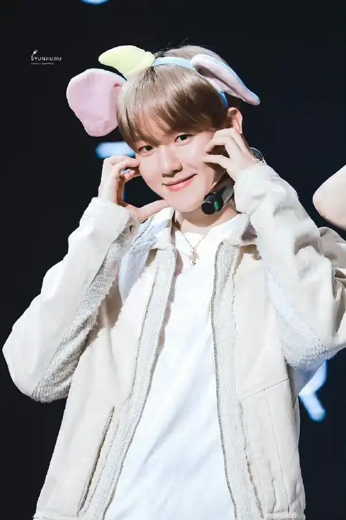 边伯贤脸颊比心##边伯贤戴大象发箍