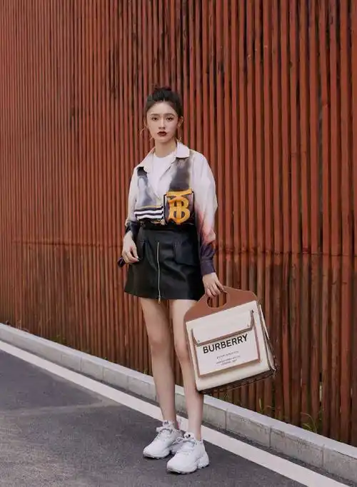 原创林允是真会玩漫画裤上挂小包包配夹趾拖鞋凹出1米2长腿