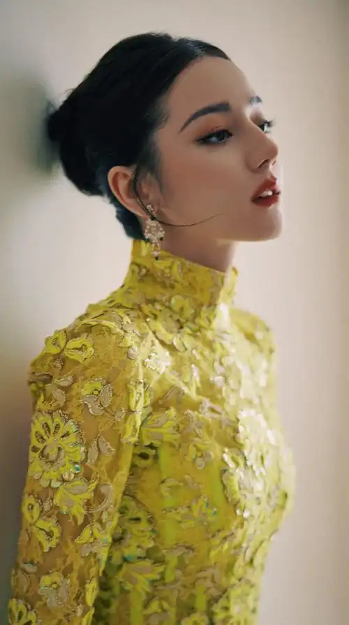 迪丽热巴金色露背旗袍造型