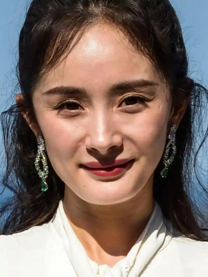 杨幂的素颜照太吓人了吧!能止小儿夜谛!