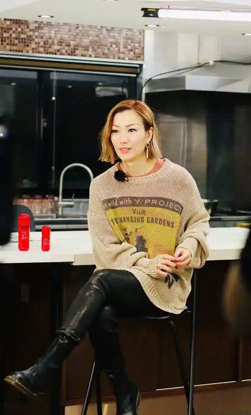 郑秀文胖了更漂亮,刻意减肥瘦成病态不算美,穿修身裙年轻十岁!