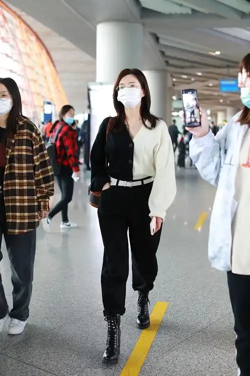 江疏影穿马丁靴又美又飒 见粉丝挥手露笑眼心情好