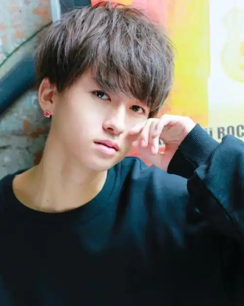 男生轻微纹理烫换个纹理发型感觉帅多了