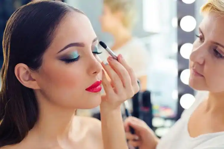 化妆师为美女化妆打粉底