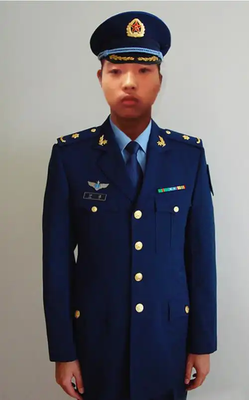 哪位大神帮我p个军装图啊拜托了,我特别喜欢军装,可年龄不够,无法参军