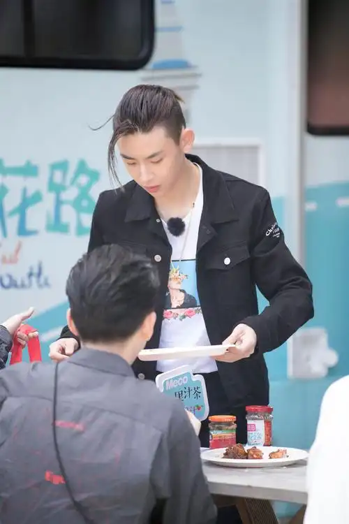 小鬼王琳凯《青春的花路》被曝爱鞋如命 教费启鸣跳舞上演花路兄弟情