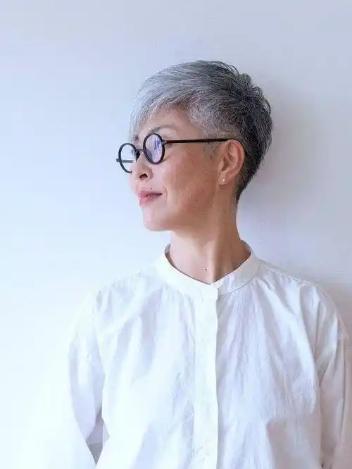 60到90岁的姐妹们,发型这样剪,哪怕你头发花白也特别美_时尚_短发