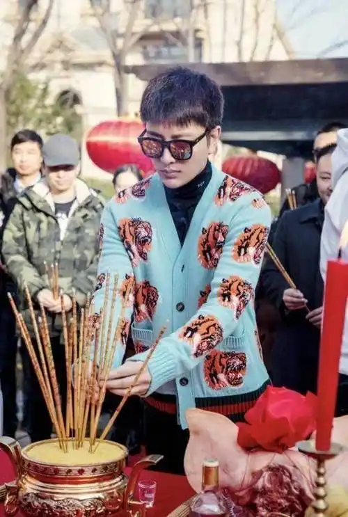 亮哥很忙,看贾乃亮2017年最后一个月工作行程_李小璐_家庭_东方