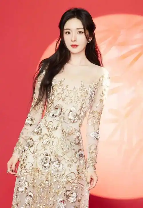 杨幂最新造型,镂空蕾丝尽显高贵,普通人穿不起,内核强大有深度_清醒