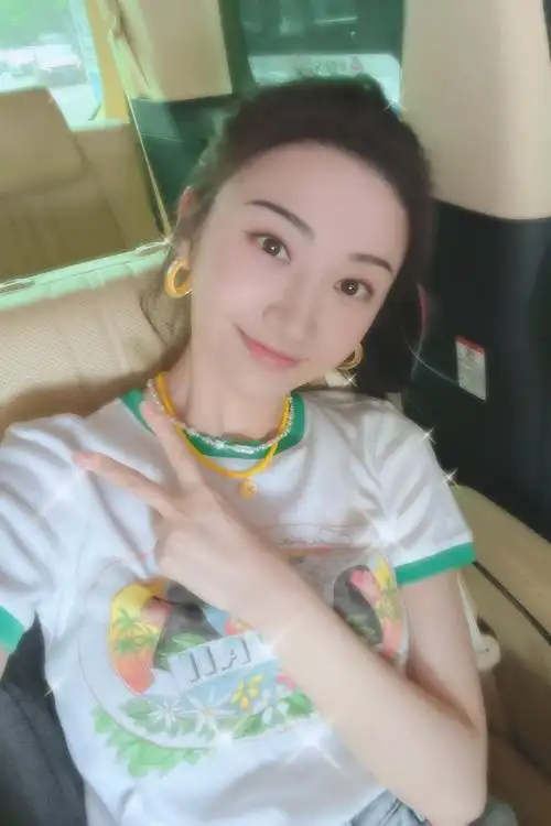 请签收～" 照片中,景甜穿白色印花t恤,对镜比v清新可爱.