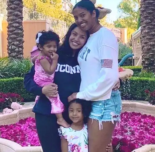 科比妻子晒大女儿照片 简短评论引球迷泪奔