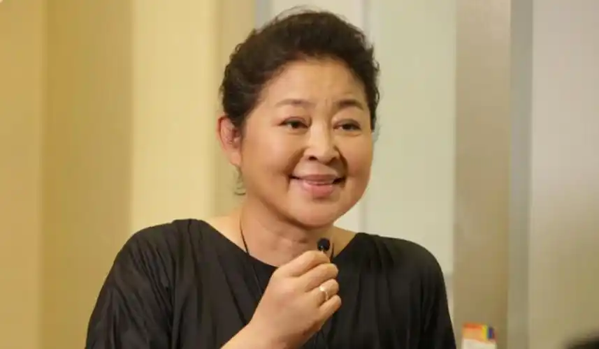 64岁倪萍整容大变样,"倒三角"下巴又尖又长,脸僵硬不自然