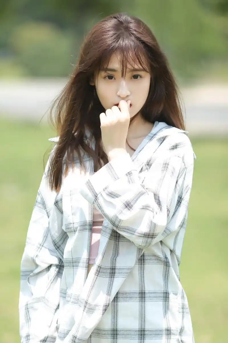 女孩儿的温柔是不为世间任何停留山河湖海却都为她左右