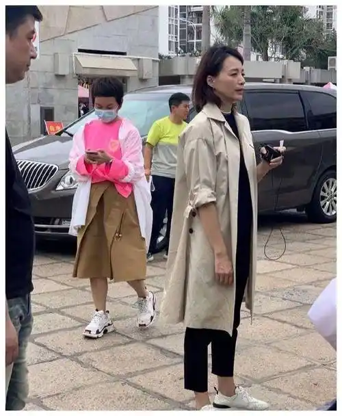 董卿罕见现身动物园素颜惊人老态头发凌乱气质全无